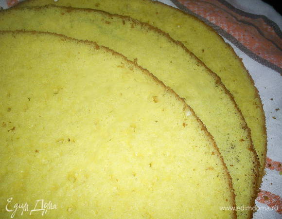 Охлажденный бисквит разрезаем на три коржа, постарайтесь нижний сделать потолще.