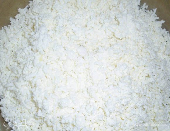 Для крема творог протираем через сито...
