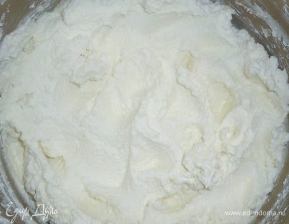 ...и взбиваем блендером со 1ст.л. сметаны и сахарной пудрой.