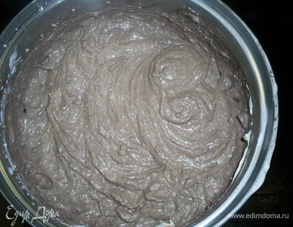 Полученный крем делим на две неравные части, чуть больше и чуть меньше половины. В меньшую часть добавляем какао и перемешиваем.