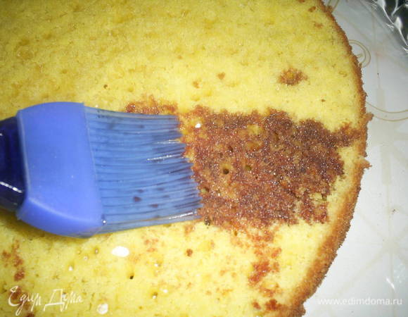 Для пропитки в горячей кипяченной воде растворяем кофе с коньяком и добавляем коньяк, в котором пропитывались вишни.
Нижний самый толстый корж кладем на блюдо и пропитываем подготовленным сиропом. Собирать торт удобно в кольце от разъемной формы, в которой выпекался бисквит.