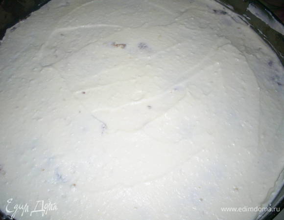 Затем выкладываем на корж 1/3 часть белого крема,...