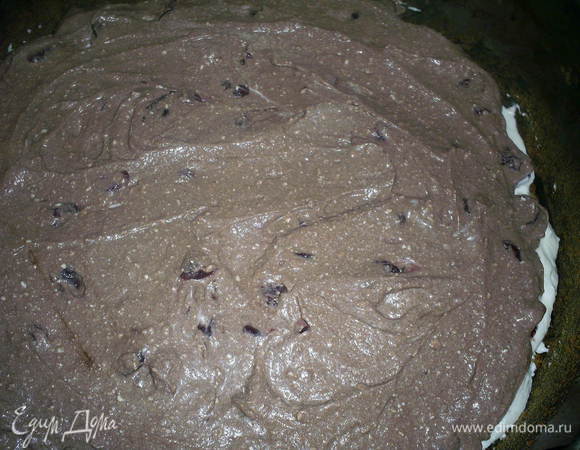 ...и половину шоколадного крема. Постарайтесь не перемешать слои белого и шоколадного крема.