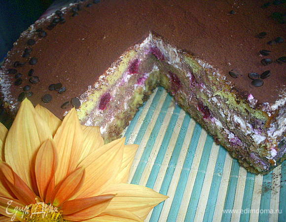 Кладем второй корж и все повторяем аналогично. Накрываем третий корж, его мы не пропитываем, а просто смазываем оставшимся кремом. Отправляем на ночь в холодильник. Утром достаем торт, освобождаем от кольца и украшаем по своему желанию. Я посыпала его какао и шоколадными капельками. Приятного аппетита!!!