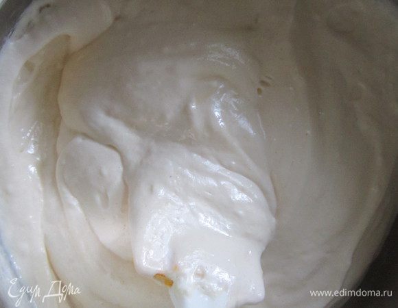 Белки смешать с сахаром. Нагреть до 45 градусов. Взбить до устойчивых пиков. Постепенно добавить взбитые желтки, просеянную муку с крахмалом. Аккуратно перемешать. 