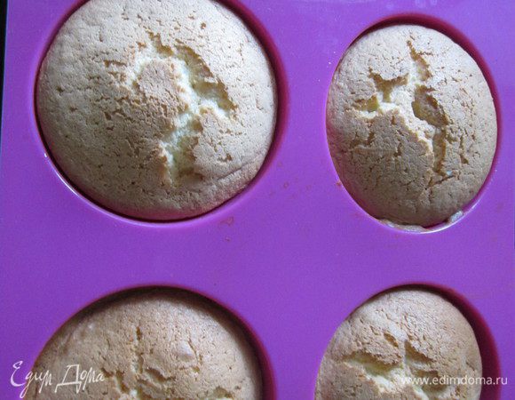 Выложить тесто в форму-полусферу и присыпать сахарной пудрой (об этом я забыла). Выпекать в заранее разогретой духовке до 180 градусов 15 минут. Вынуть из формы, когда полностью остынут. 