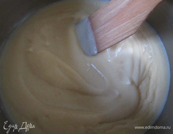 Для заварного крема желтки, сахар и крахмал перемешать. Молоко и сливки нагреть на среднем огне. Когда молоко начнёт закипать добавить желтки, помешивать до загустения. Поставить в холодильник до полного застывания. 
