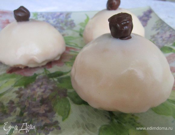 Для глазури сахарную пудру перемешать с лимонным соком и водой. Полить сверху пирожные. Украсить фундуком в шоколаде (в оригинале вишня, но таковой у меня не нашлось:). Приятного аппетита!