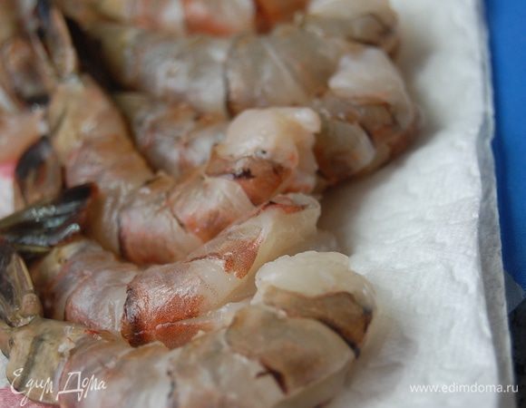 У креветок сделать неглубокий надрез вдоль хвоста, извлечь вену, промыть.  