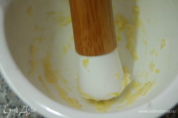 2 зубчика чеснока + соль растереть с ступке до состояния кашицы.