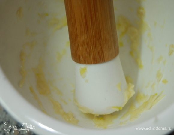 2 зубчика чеснока + соль растереть с ступке до состояния кашицы.  