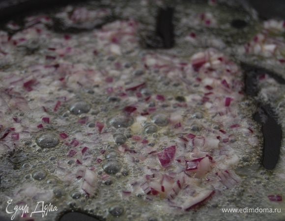 В другой сковороде разогреваем оставшееся масло, добавляем лук и обжариваем около 4 минут на тихом огне. Лук должен стать мягким и прозрачным. Не зажаривать! 