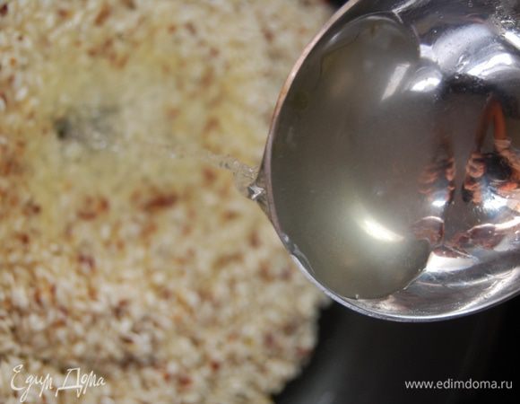 А теперь начинаем постепенно подливать в рис  горячий куриный бульон небольшими порциями,  периодически помешиваем и следим за тем, чтобы рис в сковороде не зажаривался, но и слишком много жидкости тоже ни к чему.  В процессе приготовления пробуйте рис и сами определяйте для себя степень готовности. Скажу сразу, что рис сорта арборио, который я использую, имеет свойство перевариваться , поэтому я всегда снимаю ризотто с огня, когда он чуть-чуть al dente.  Так вот на моменте, когда это самое al dente приближается – в сковороду-гриль, в которой остался сок от креветок – добавить буквально 50мл бульона, и всё вместе вылить в рис. 