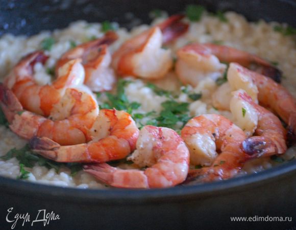Еще раз хорошенько  перемешать ризотто, снять с огня,  присыпать рубленной петрушкой, поверх выложить креветки, накрыть крышкой и дать «отдохнуть» 5-7 минут.