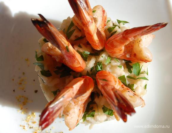 Выложить ризотто в формовочное кольцо, верх присыпать петрушкой и украсить креветками.

Приятного аппетита! 
