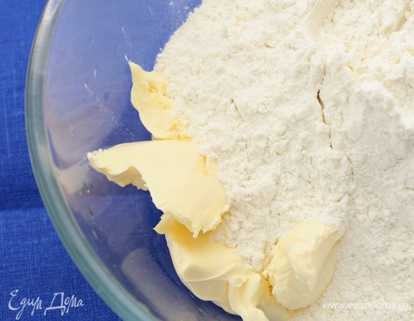 В начале необходимо приготовить тесто.
В глубокую чашку положить сливочное масло, желательно холодное, и просеять муку, предварительно смешанную с разрыхлителем.
