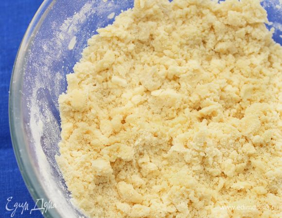 Руками перетереть сливочное масло с мукой. Должна получиться рыхлая крошка, напоминающая мокрый песок. 