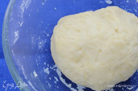 В эту получившуюся масляно-мучную смесь добавить холодную воду и замесить тесто. Получившееся тесто положить в чашку, накрыть поставить в холодильник на 30 минут.