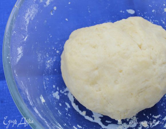 В эту получившуюся масляно-мучную смесь добавить холодную воду и замесить тесто. Получившееся тесто положить в чашку, накрыть  поставить в холодильник на 30 минут.