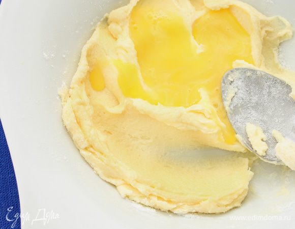 В маслено-сахарную массу добавить желток и снова вымешать до однородности.