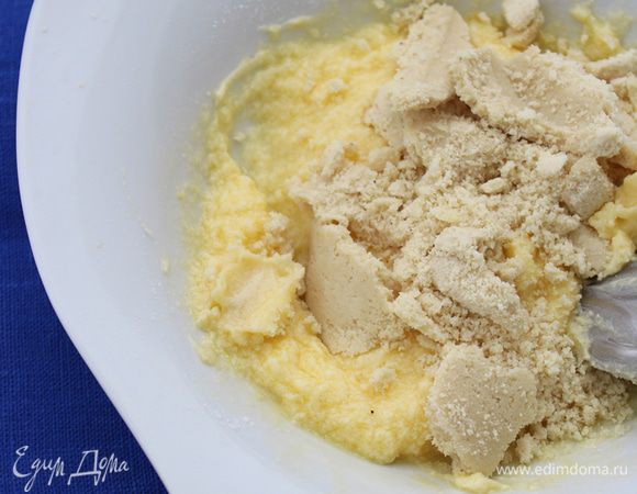 Теперь уже в маслено-сахарно-яичную массу добавить миндальную муку и все снова хорошо перемешать. Крем готов. Если у Вас нет миндальной муки, то можно просто перемолоть в кофемолке очищенный миндаль.