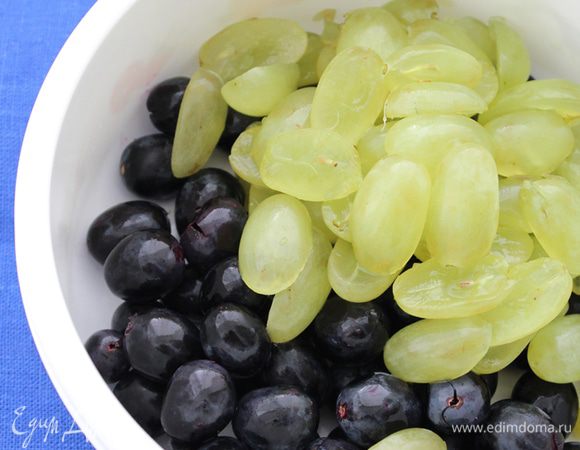 После приготовления крема, самое время заняться начинкой.
Виноград помыть, оторвать ягоды от веточек. Если виноград без косточек, то оставить его целым, а если с косточками, то разрезать пополам и вынуть косточки. Сложить виноград в чашку. Лучше использовать виноград кисло-сладких сортов.
