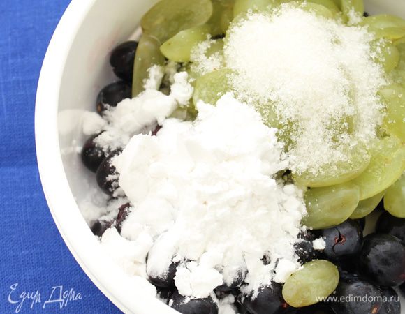 К винограду добавить картофельный крахмал и сахар-песок.