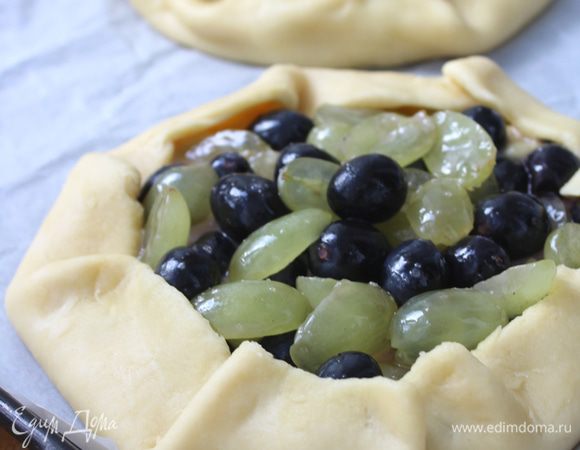 Загнуть края теста, закрывая начинку. Должен получиться ровный круг. 
Таким же образом приготовить вторую кростату.
