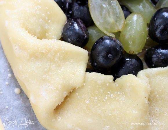 Смазать кростату сливками при  помощи кисточки и посыпать сахаром.
Противень с приготовленной к выпечке кростатой поставить в разогретую до 200 градусов духовку. Выпекать кростату около 30 минут, но руководитель работоспособность Вашей духовки.
