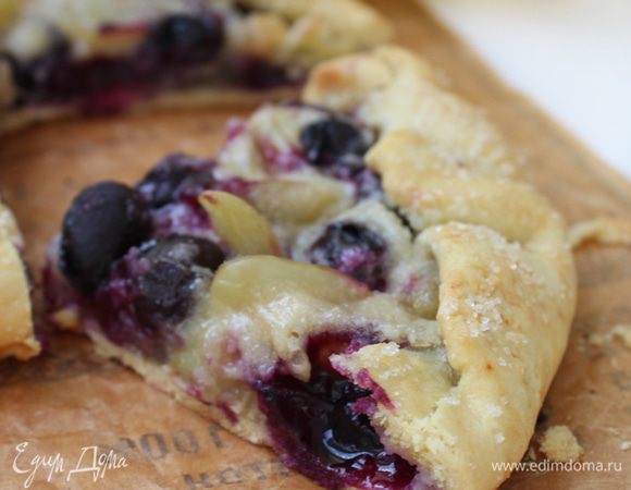 Вынуть готовую кростату из духовки, остудить и нарезать на порции.