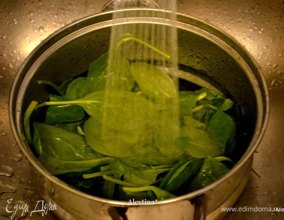 Шпинат молодой помыть, крупный порвать, хвостики тоже.
