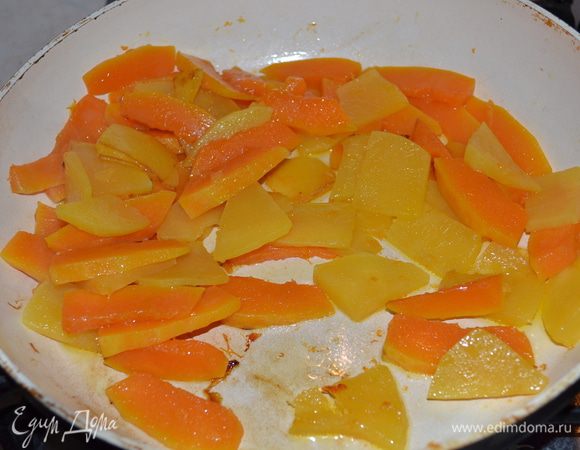 Тыкву очистить.  порезать брусочками толщиной прибл. 5 мм и обжарить с двух сорон на небольшом количестве ол.масла.