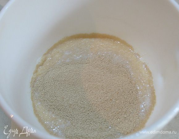 Смешать 25 г теплого молока, 1 ст.л. сахара и дрожжи, оставить подниматься.  