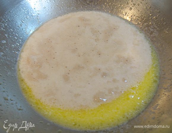 В маслянно-молочную смесь влить дрожжи и перемешать, частями добавить  муки и замесить тесть. 