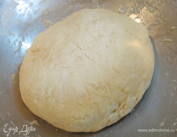 Тесто месить до тех пор, пока оно не станет гладким и эластичным.  Накрыть тесто тканью и дать подняться при комнатной температуре. 
