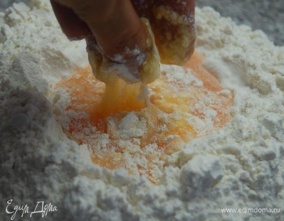 Замес нужно начинать от края к центру, постепенно захватывая муку.   Если тесто будет жидковато – добавьте еще немного муки. Если же излишне крутым – значит оставьте лишнюю муку.  Тесто вымешивать до абсолютной эластичности (порядка 15 минут). 