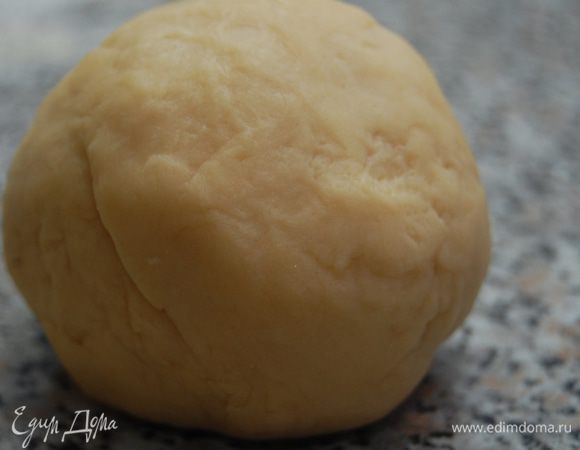 Затем придать тесту круглую форму, завернуть в пищевую пленку и оставить на 1 час при комнатной температуре. 