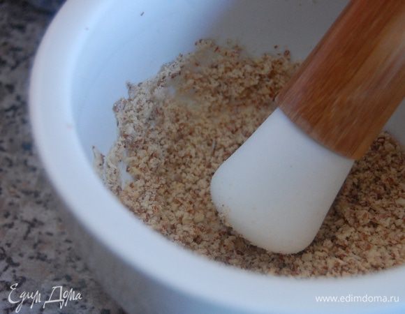 Миндаль измельчить в ступке в мелкую крошку.