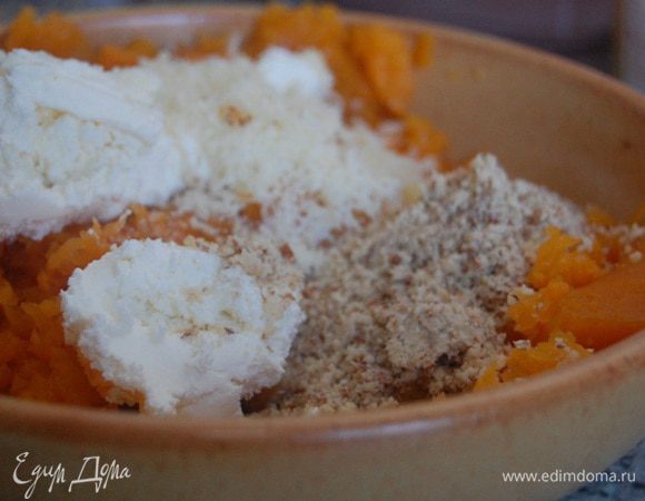 Тыкву легонько размять вилкой и соединить с рикоттой, пармезаном, миндальной крошкой. Относительно специй – дело вкуса. Мне очень нравится тыква с тертым мускатным орехом, цедрой лимона, белым перцем и минимальным кол-вом соли. 