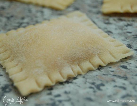 Нарезать на квадраты и прижать по краям. При желании можете кончиком вилки надавить на края (и красиво, и совершенно точно ничего не развалится во время варки).