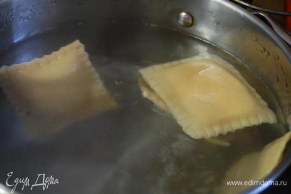 Отварить равиоли небольшими порциями в кипящей подсоленной воде до готовности, выложить на тарелку и сбрызнуть оливковым маслом EV.