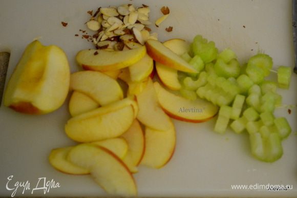 Яблоки Фуджи или Гала и сельдерей тонко порезать. Орехи подсушить.