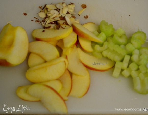 Яблоки Фуджи или Гала и сельдерей тонко порезать. Орехи подсушить.