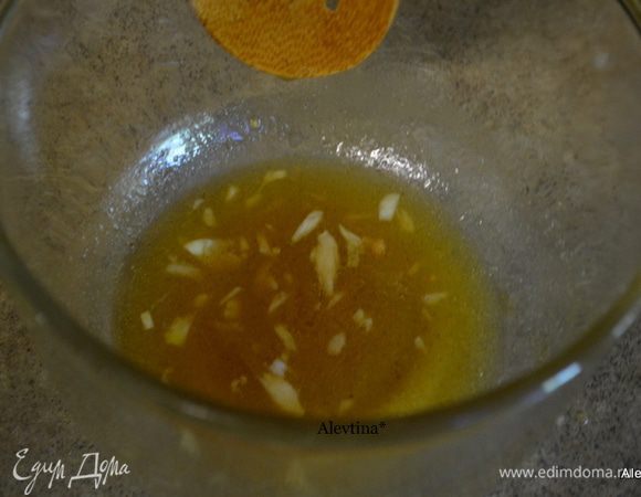 Смешать мед, растительное масло, яблочный уксус, сухую горчицу, чеснок, корица, соль.