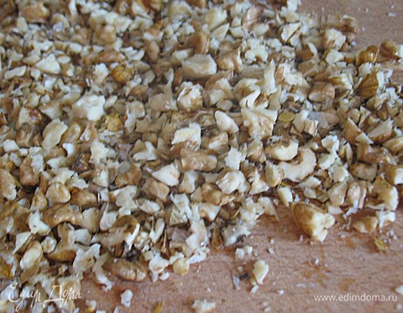 Грецкие орехи крупно нарезать и поджарить на сухой сковороде. 