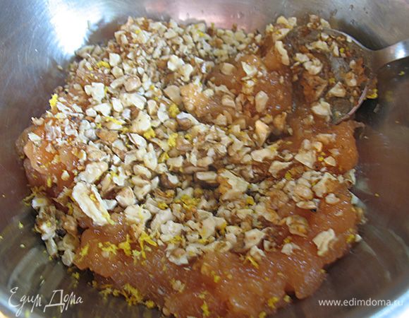 Добавить орехи в конфитюр, натереть лимонную цедру и перемешать 