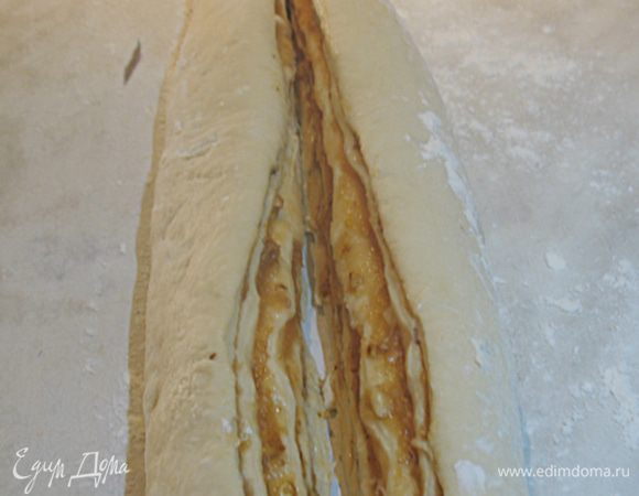 Свернуть тесто в рулет.  Рулет разрезать пополам.
