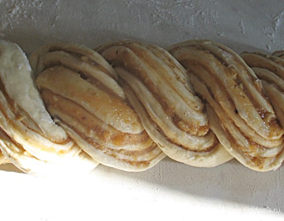 Заплести косу.  Форму застелить пекарской бумагой и положить в нее косу.  Поставить косу в холодную духовку и выпекаем. Максимальная температура духовки должна составлять 180 градусов и  коса должна находиться в ней около 50 минут.  