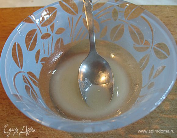 Готовим глазурь. Смешиваем сахарную пудру и лимонный сок до однородного состояния. Вытащить косу из духовки и сразу нанести глазурь.  Дать ему остыть на решетке. 