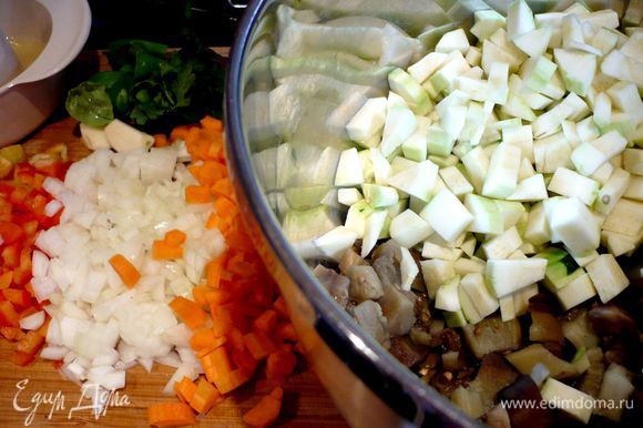 Для овощного рагу положим баклажаны минут на 10 в кипящую воду, а затем дадим им слегка остыть и снимем кожицу. Нарежем все указанные овощи мелким кубиком.